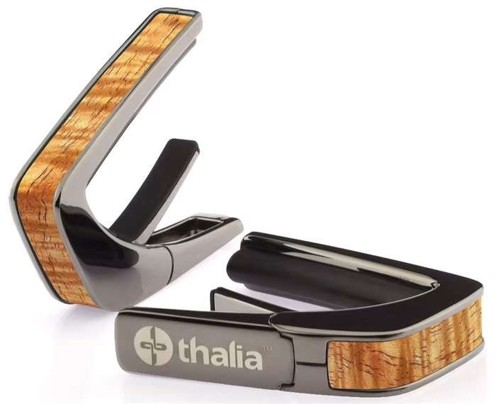 Thalia Premium Series Curly AAA Koa Black Chrome - Kapodastr