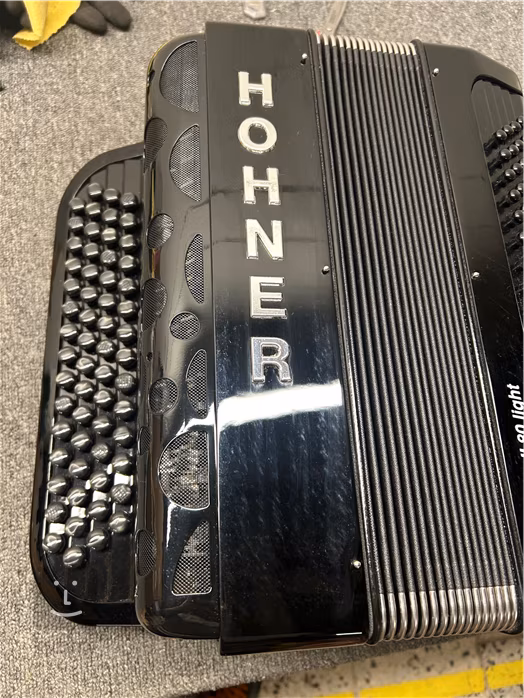 Hohner Fun Nova II 80 light, black celluloid, B-stepped (použité) - Chromatický akordeon
