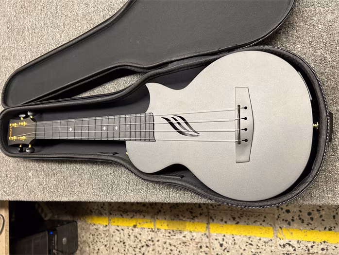 Cascha Ukulele Carbon Fibre Black Set EQ (poškozené) - Elektroakustické ukulele