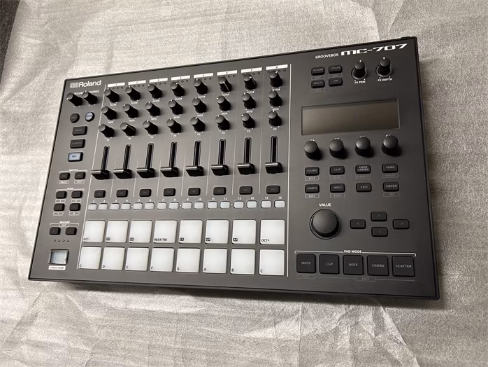 Roland MC-707 (zánovní) - Groovebox