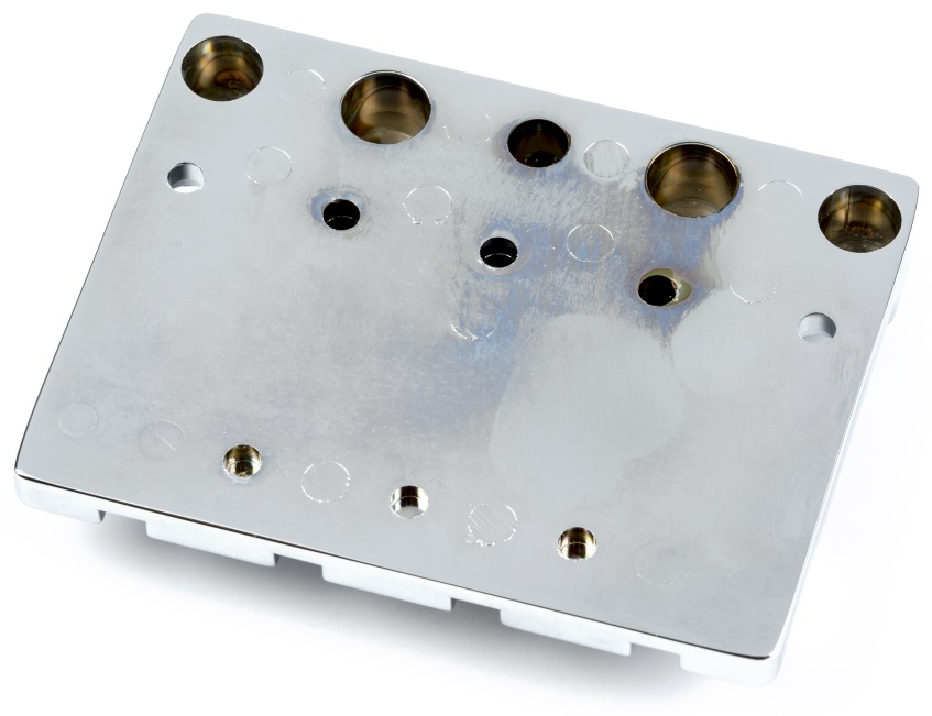 Fender HiMass 4-String Bass Bridge Assembly With Brass Saddles, Chrome (obrázek 3)