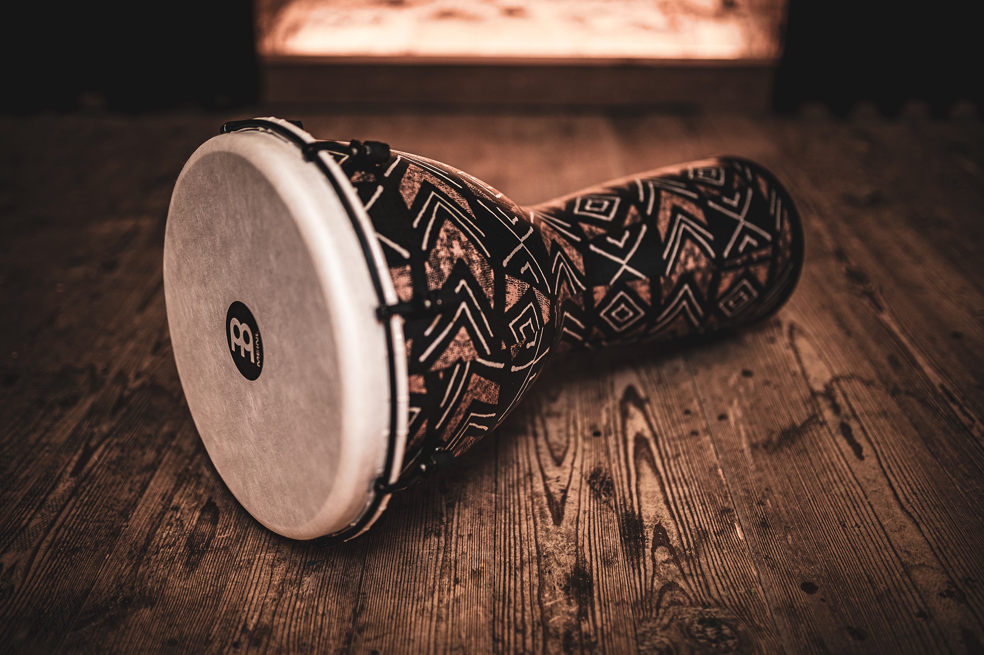 Meinl 12" Alpine Series Synthetic Head Kanga Sarong Djembe (obrázek 4)