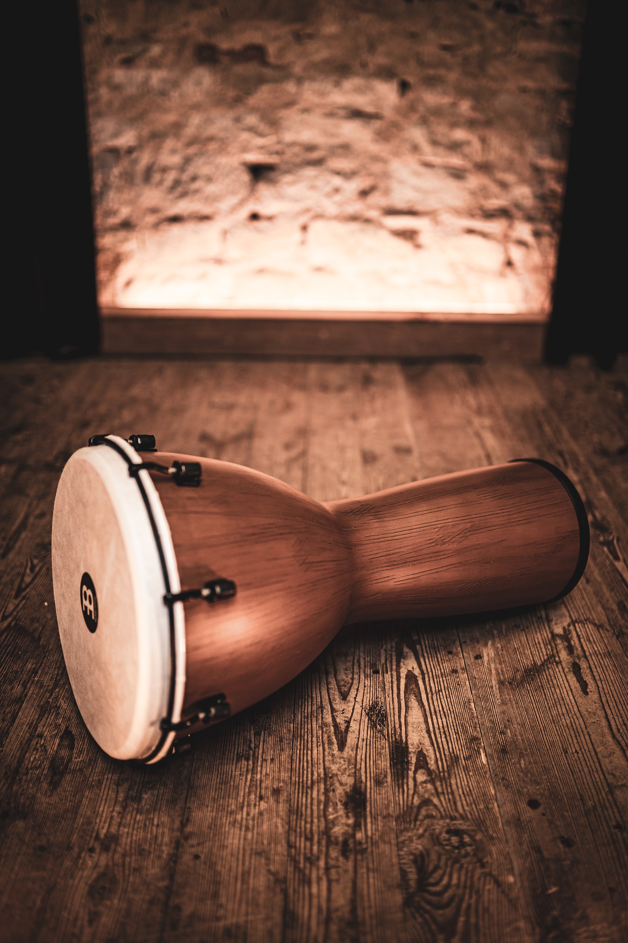 Meinl 12" Alpine Series Synthetic Head Barnwood Djembe (obrázek 3)