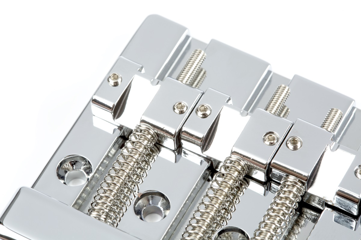 Fender HiMass 4-String Bass Bridge Assembly With Zinc Saddles, Chrome (obrázek 3)