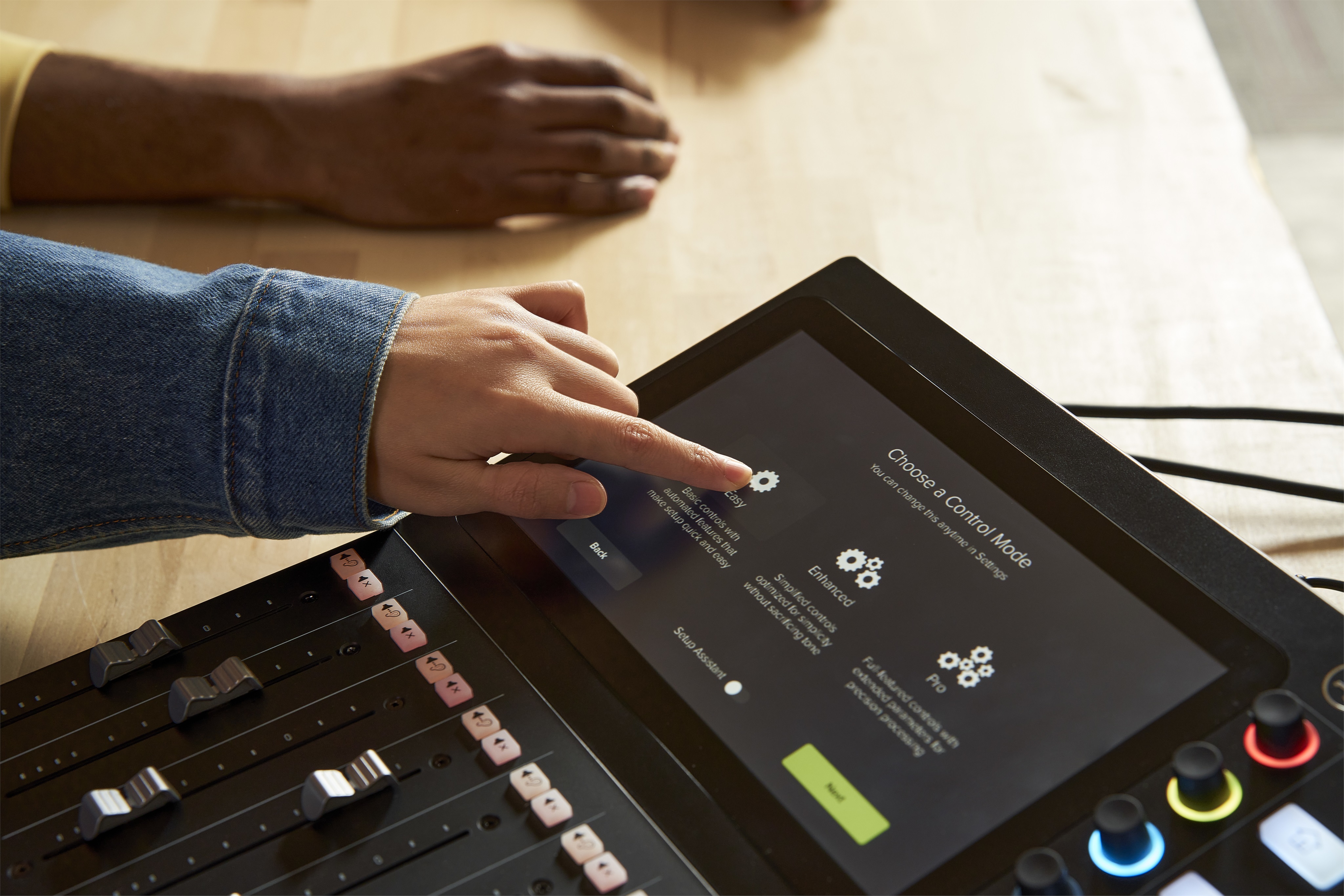 Mackie DLZ Creator Podcasting Mixer (obrázek 19)