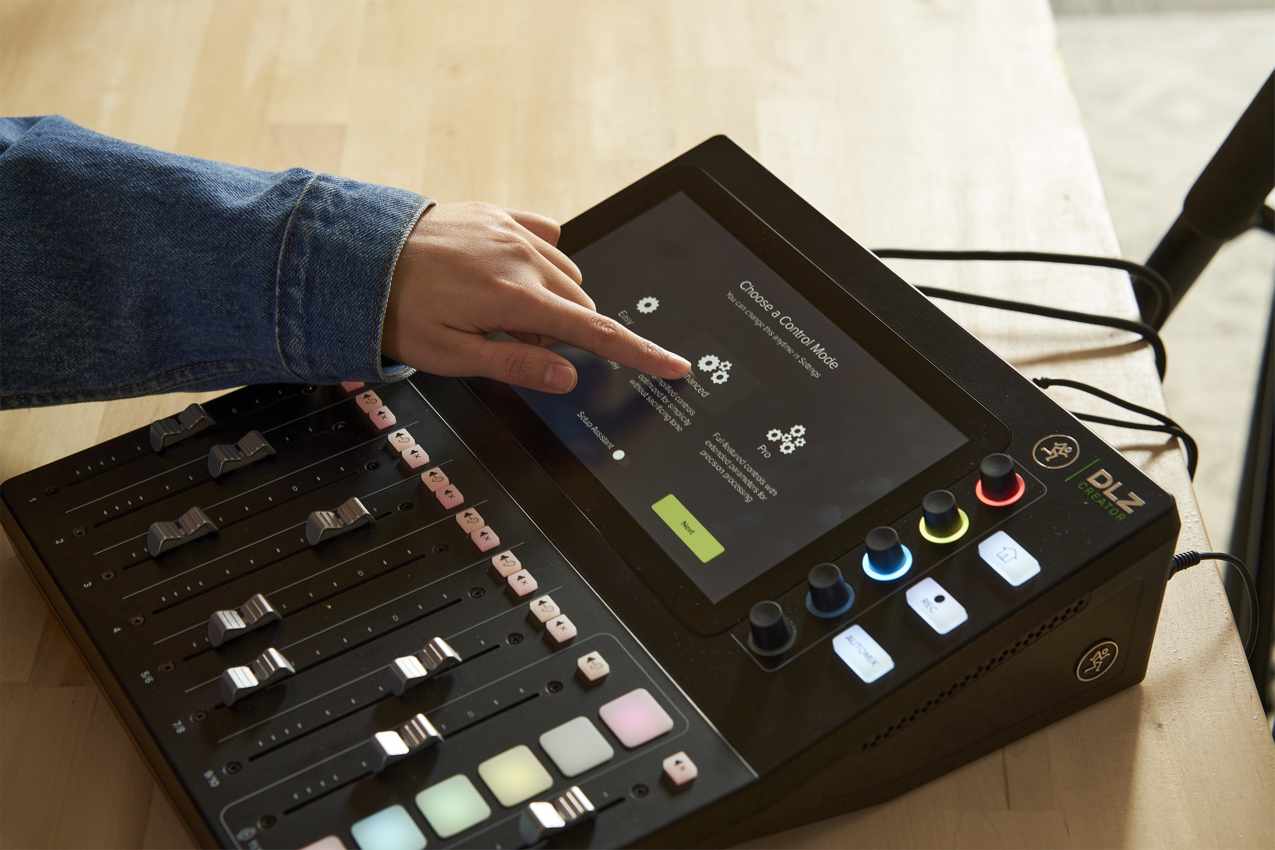 Mackie DLZ Creator Podcasting Mixer (obrázek 20)