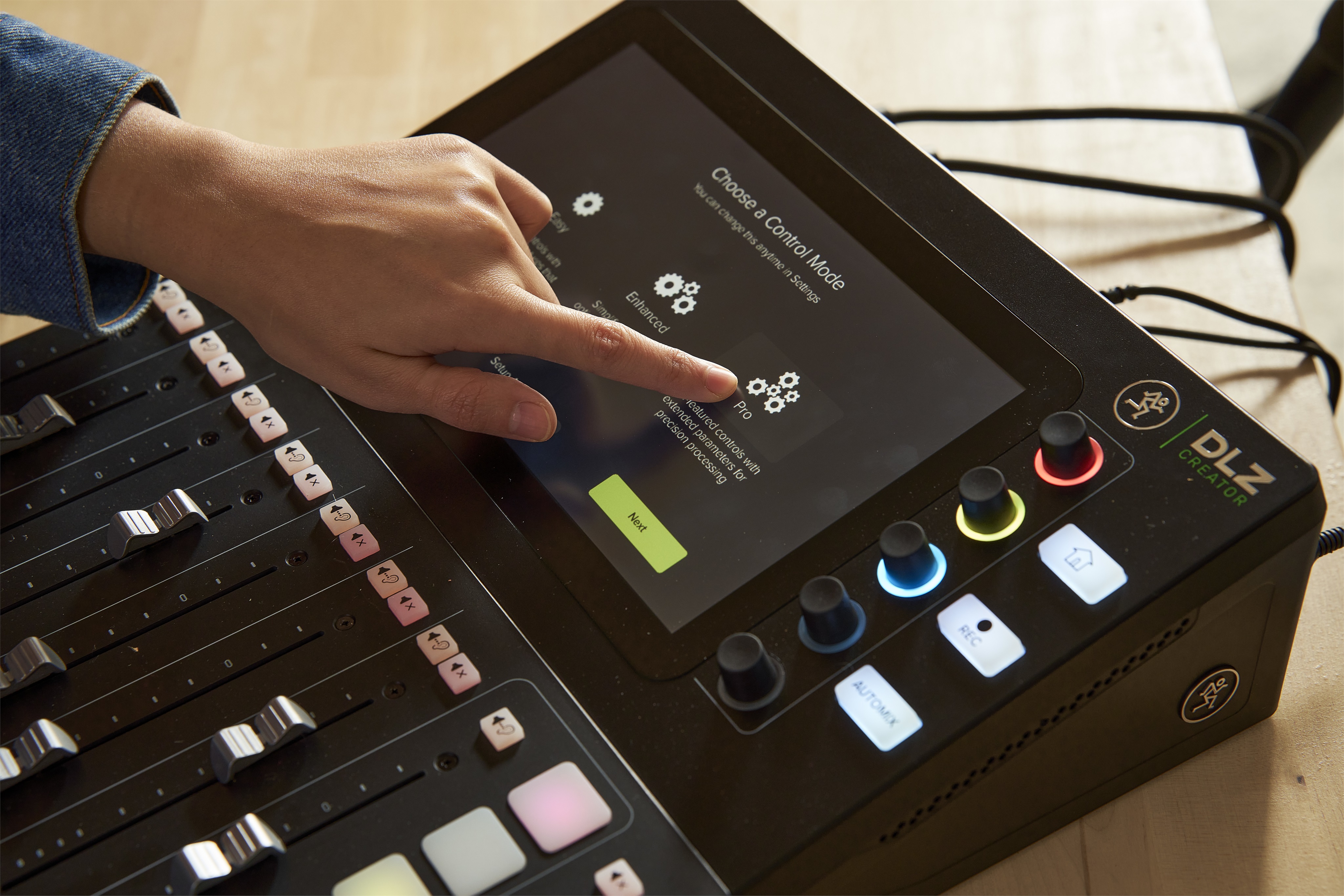 Mackie DLZ Creator Podcasting Mixer (obrázek 22)