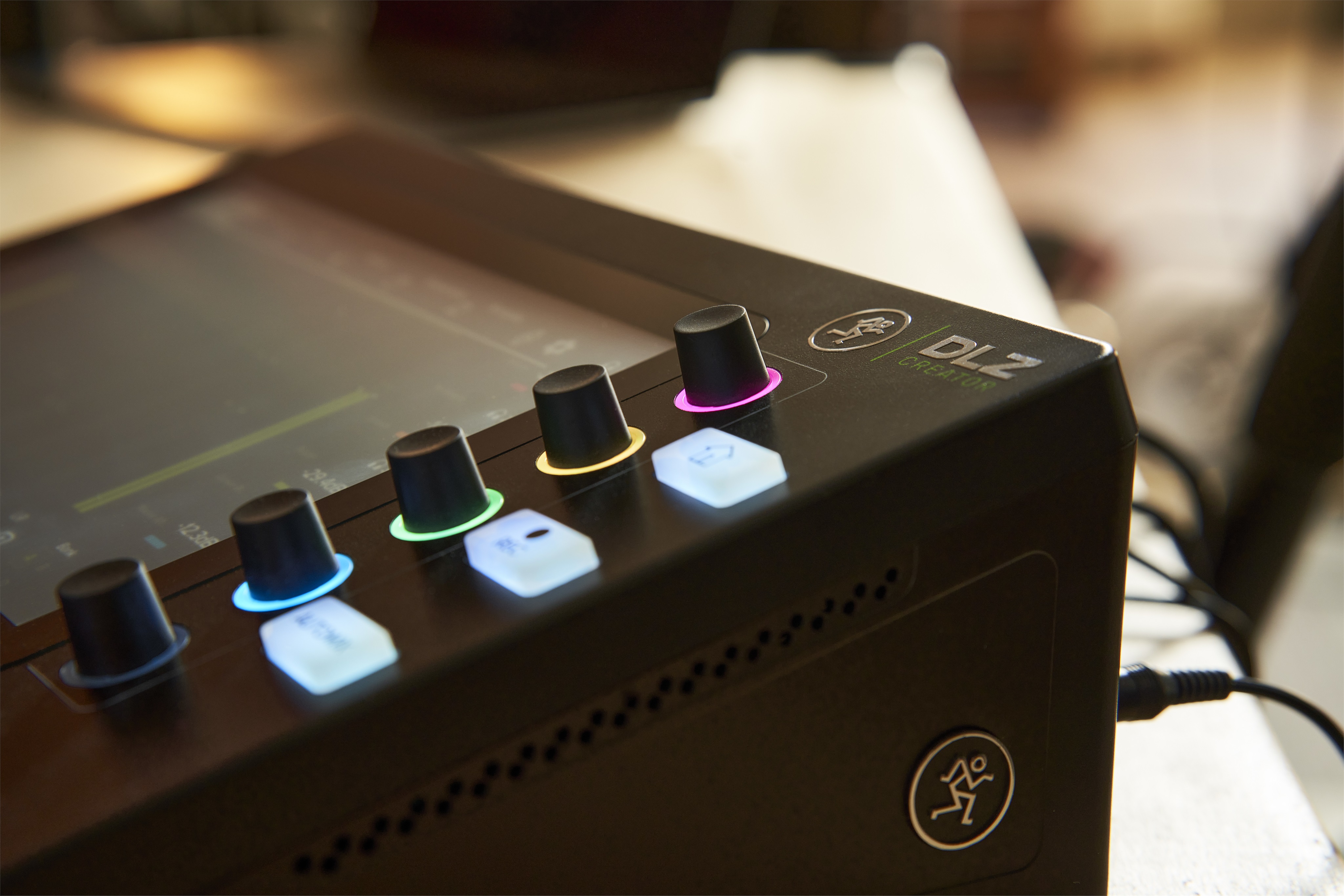 Mackie DLZ Creator Podcasting Mixer (obrázek 23)