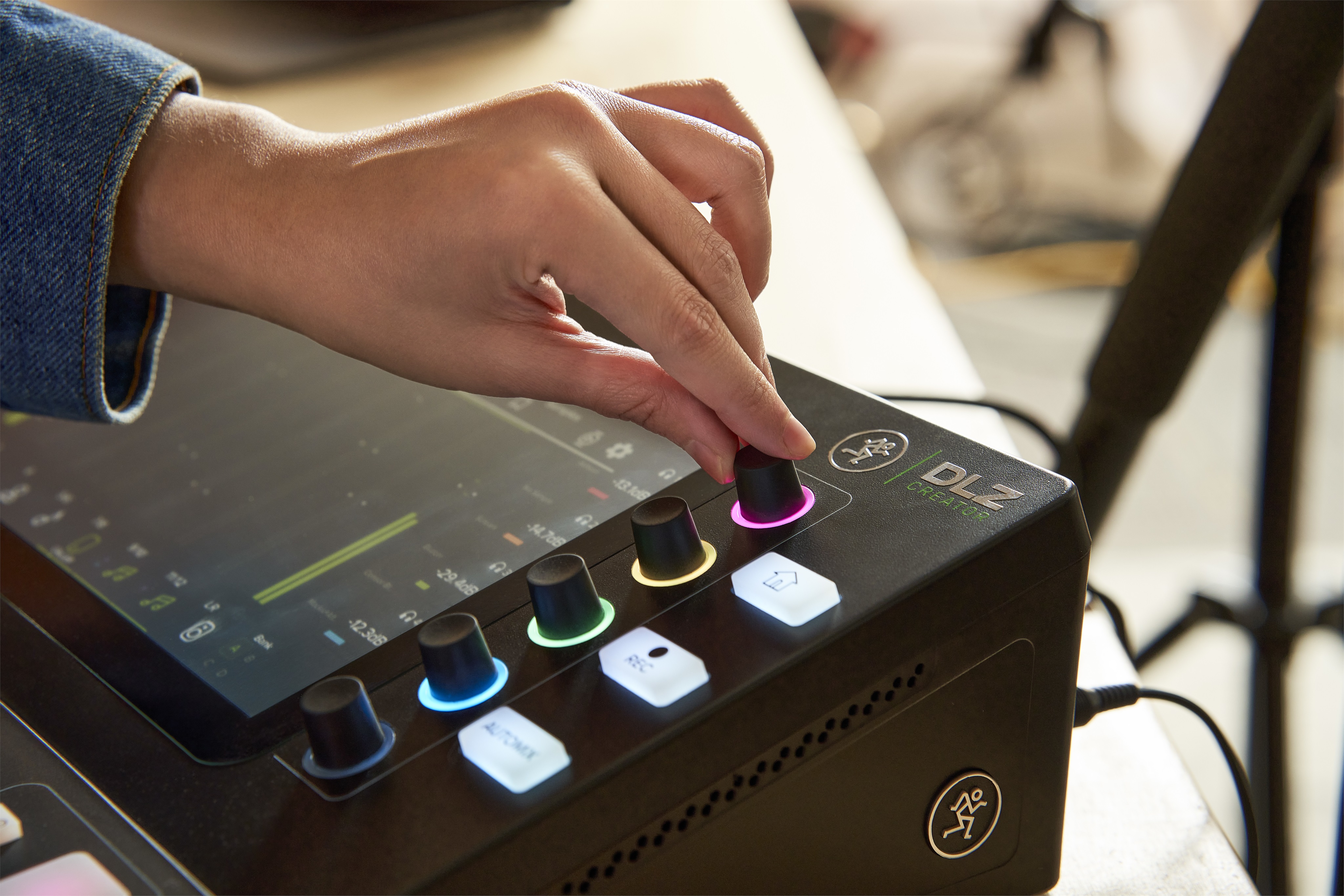 Mackie DLZ Creator Podcasting Mixer (obrázek 24)