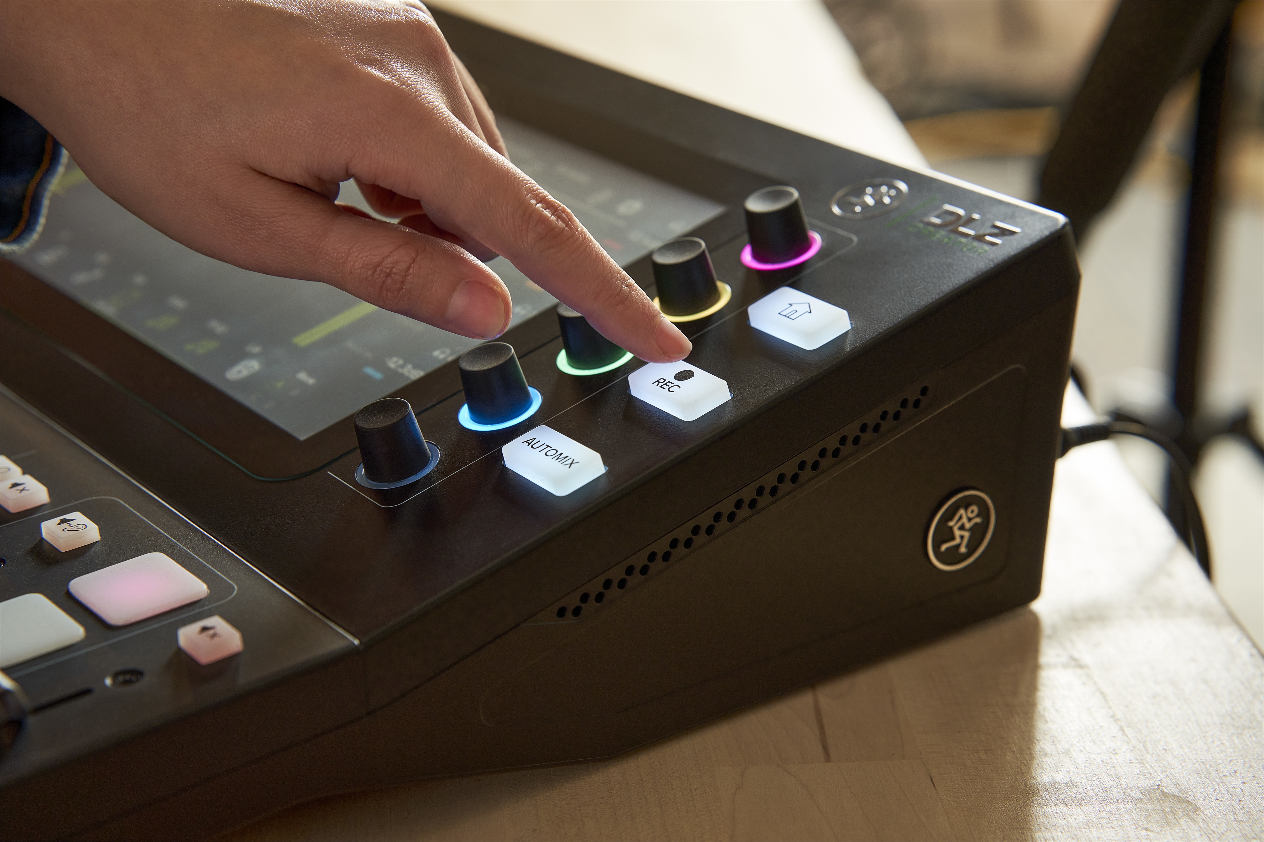 Mackie DLZ Creator Podcasting Mixer (obrázek 25)