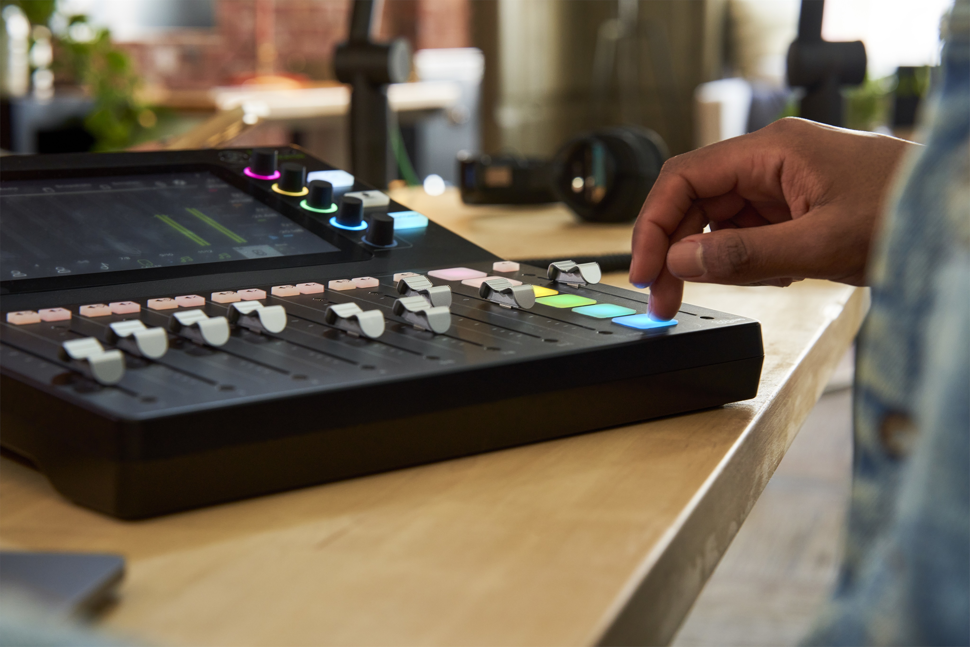 Mackie DLZ Creator Podcasting Mixer (obrázek 27)