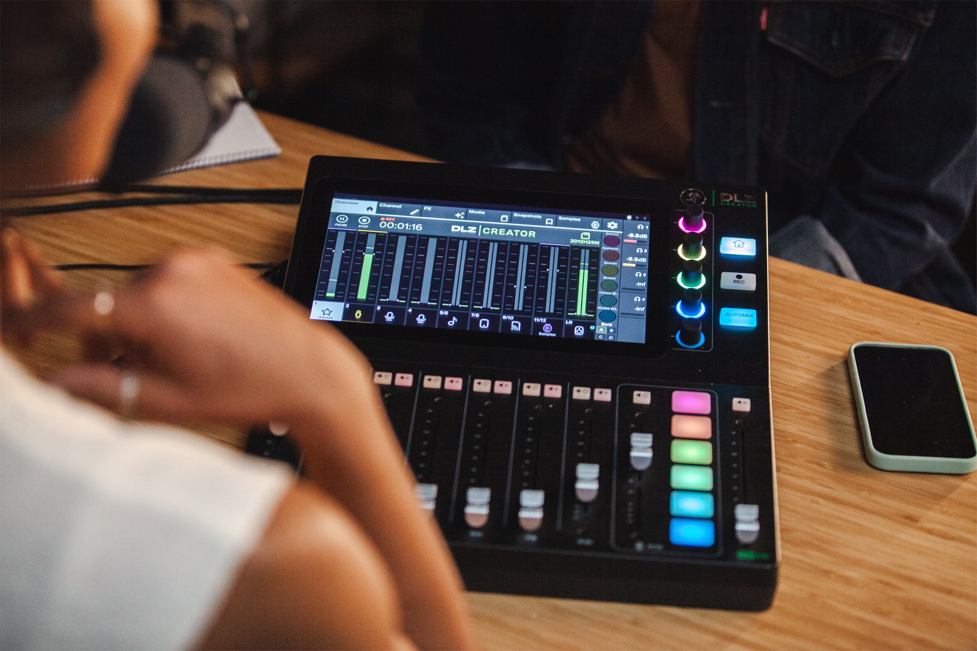 Mackie DLZ Creator Podcasting Mixer (obrázek 45)