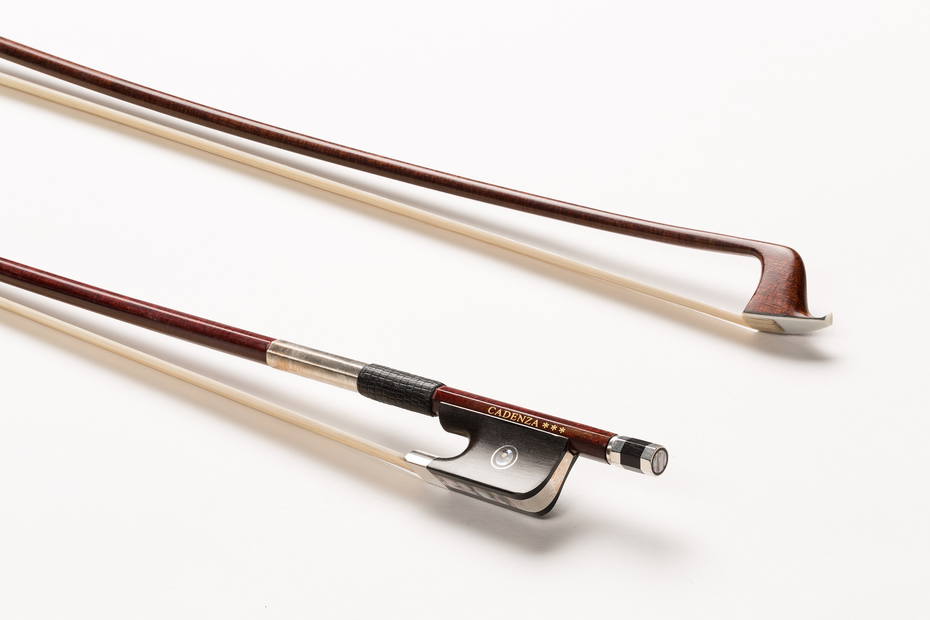 Levně Eastman Cadenza 3 Star Pernambuco Veneer Silver CF 4/4 Cello Bow