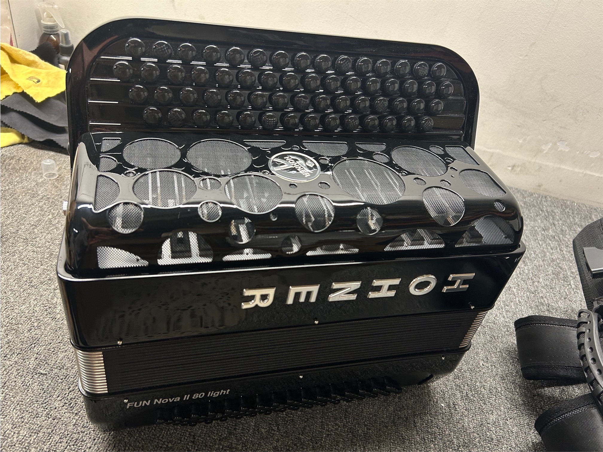 Hohner Fun Nova II 80 light, black celluloid, B-stepped (použité) (obrázek 9)