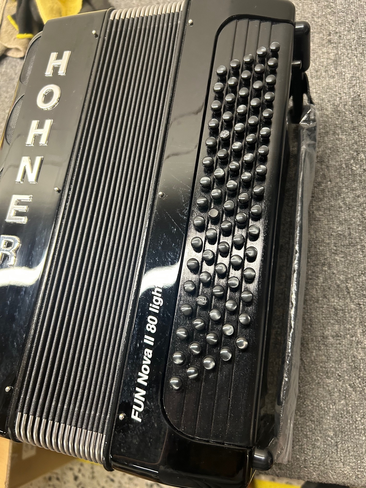 Hohner Fun Nova II 80 light, black celluloid, B-stepped (použité) (obrázek 8)