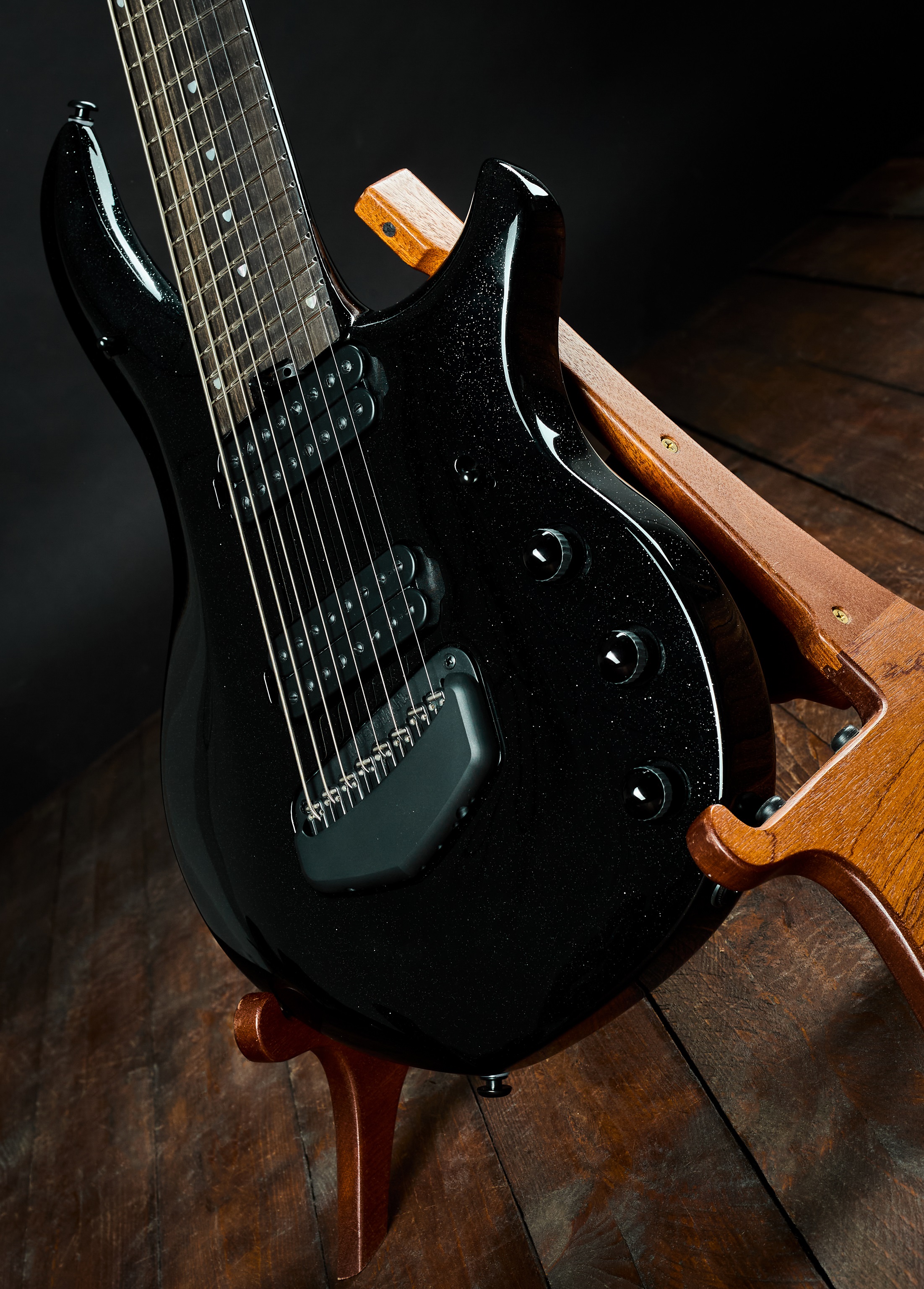 Music Man 2024 Majesty 8 Black Frosting (obrázek 4)