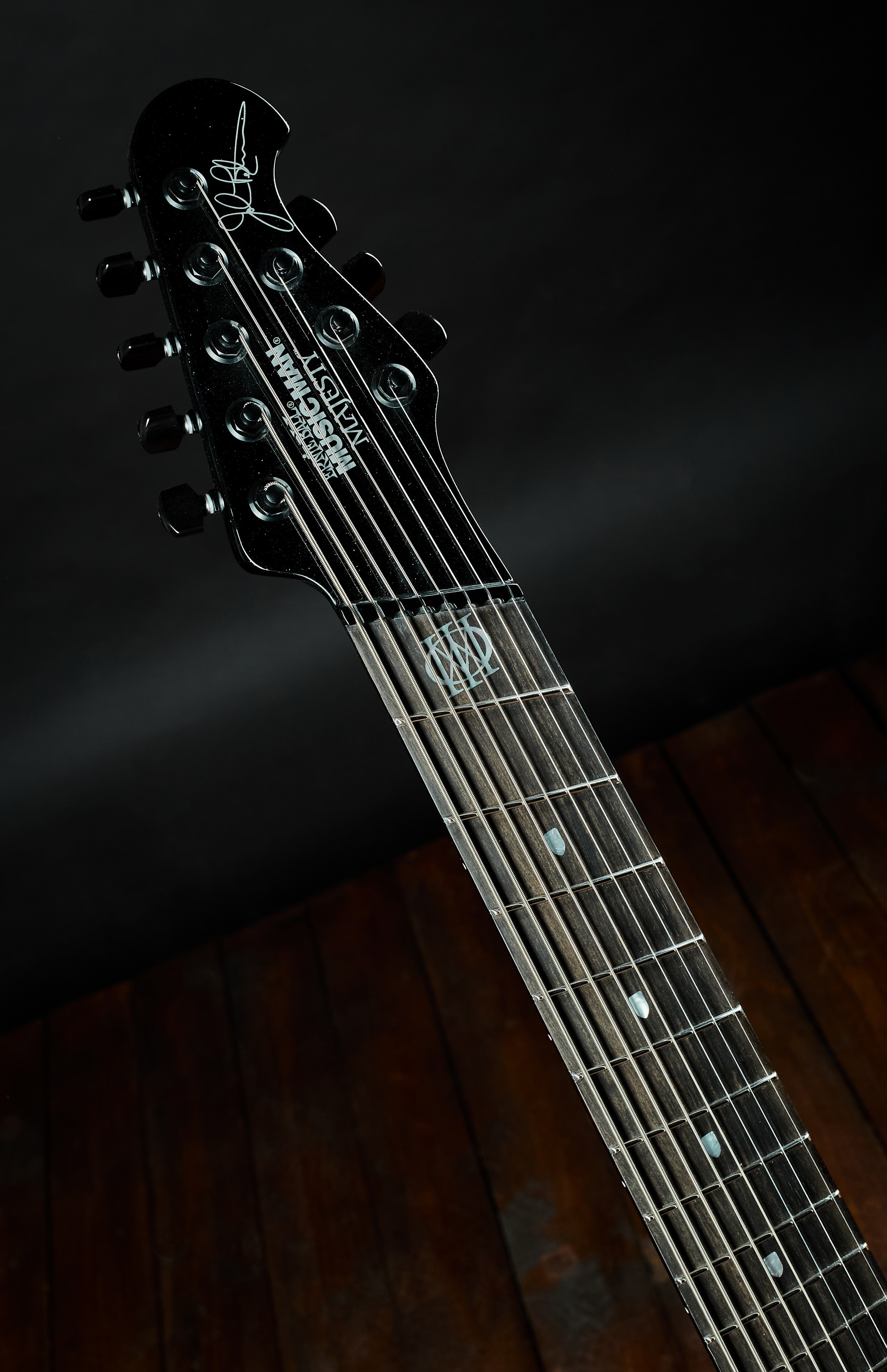 Music Man 2024 Majesty 8 Black Frosting (obrázek 5)