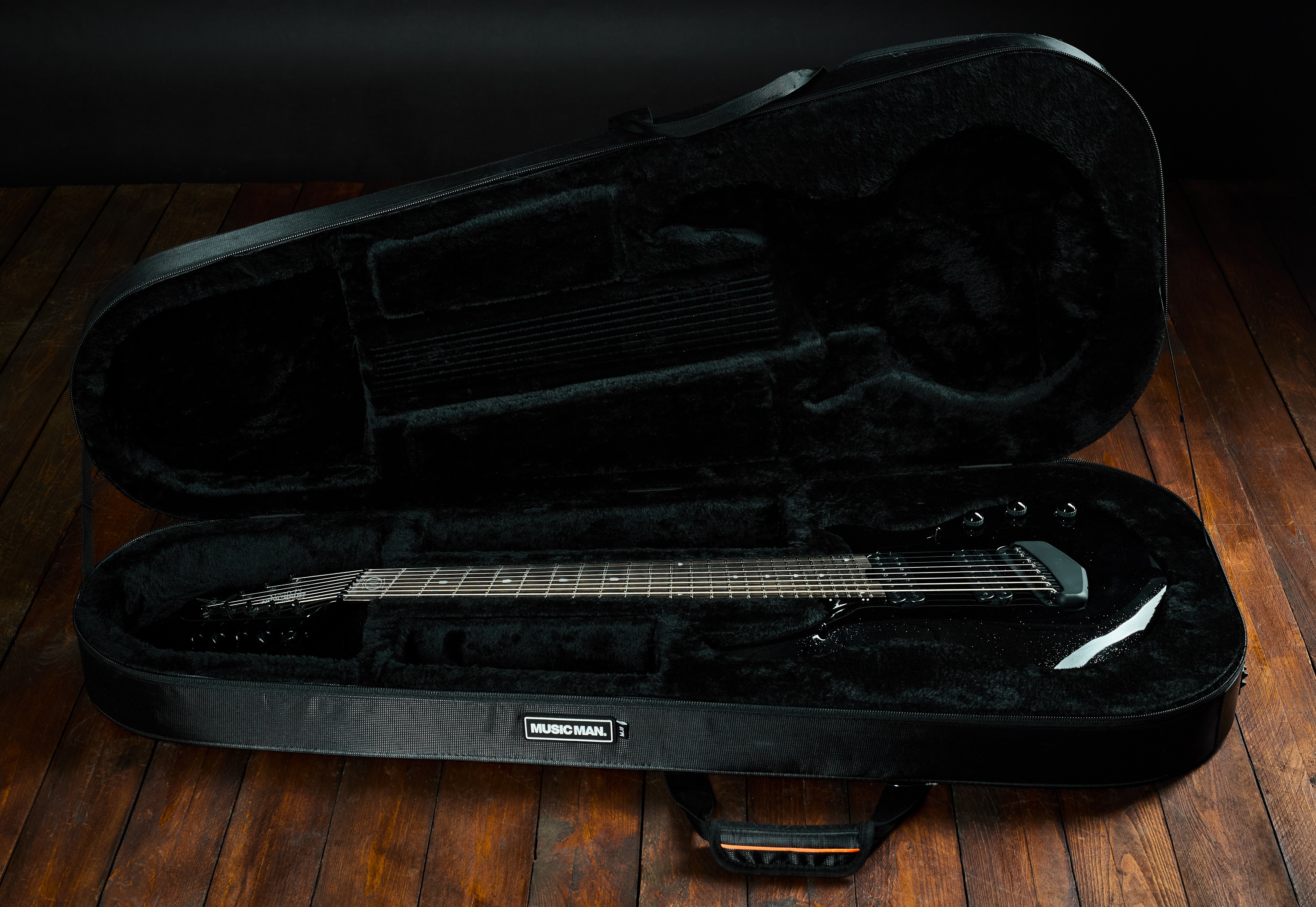 Music Man 2024 Majesty 8 Black Frosting (obrázek 7)