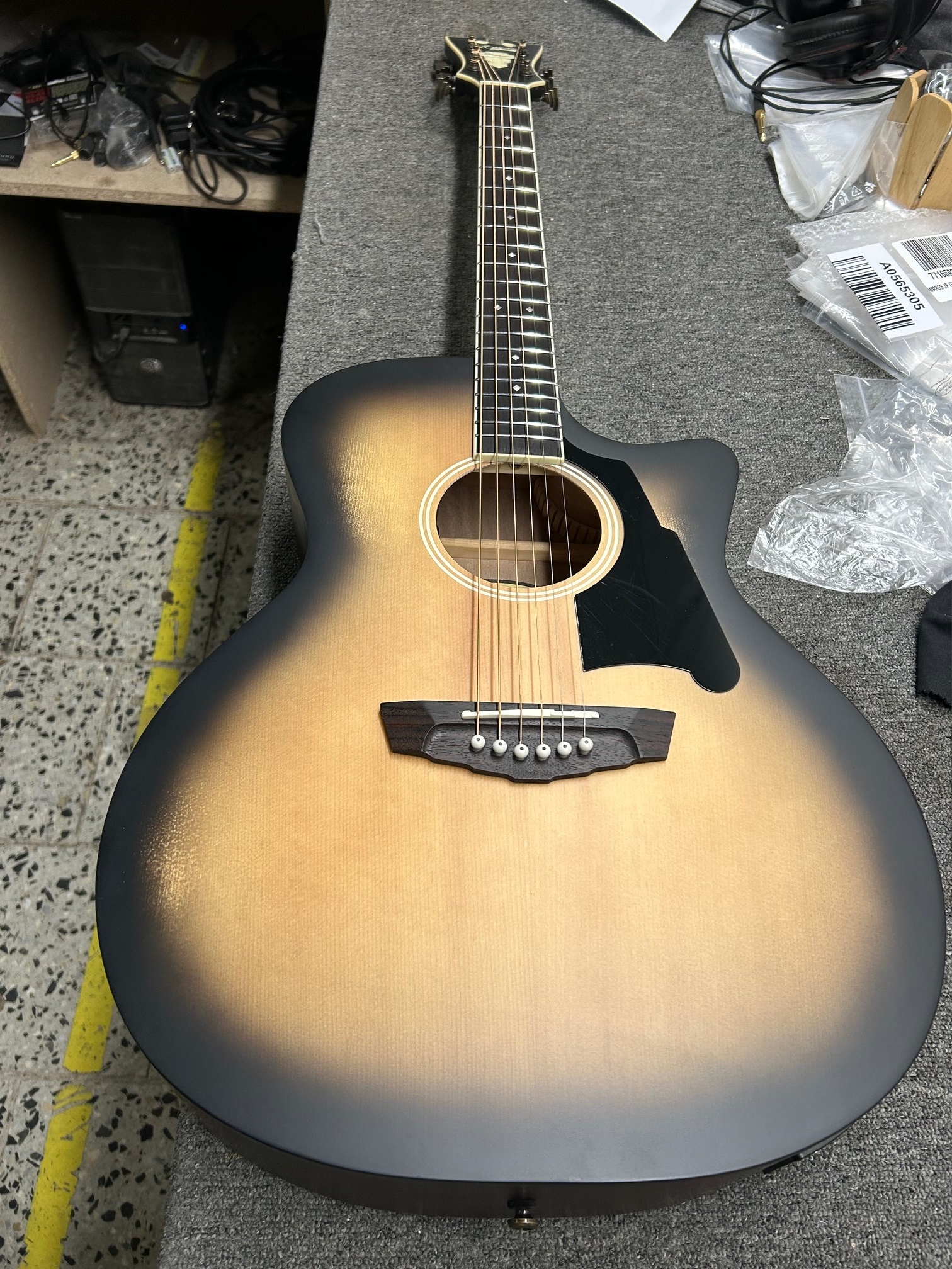 D'Angelico Premier Gramercy Grand Auditorium CE Aged Burst (použité) (obrázek 8)