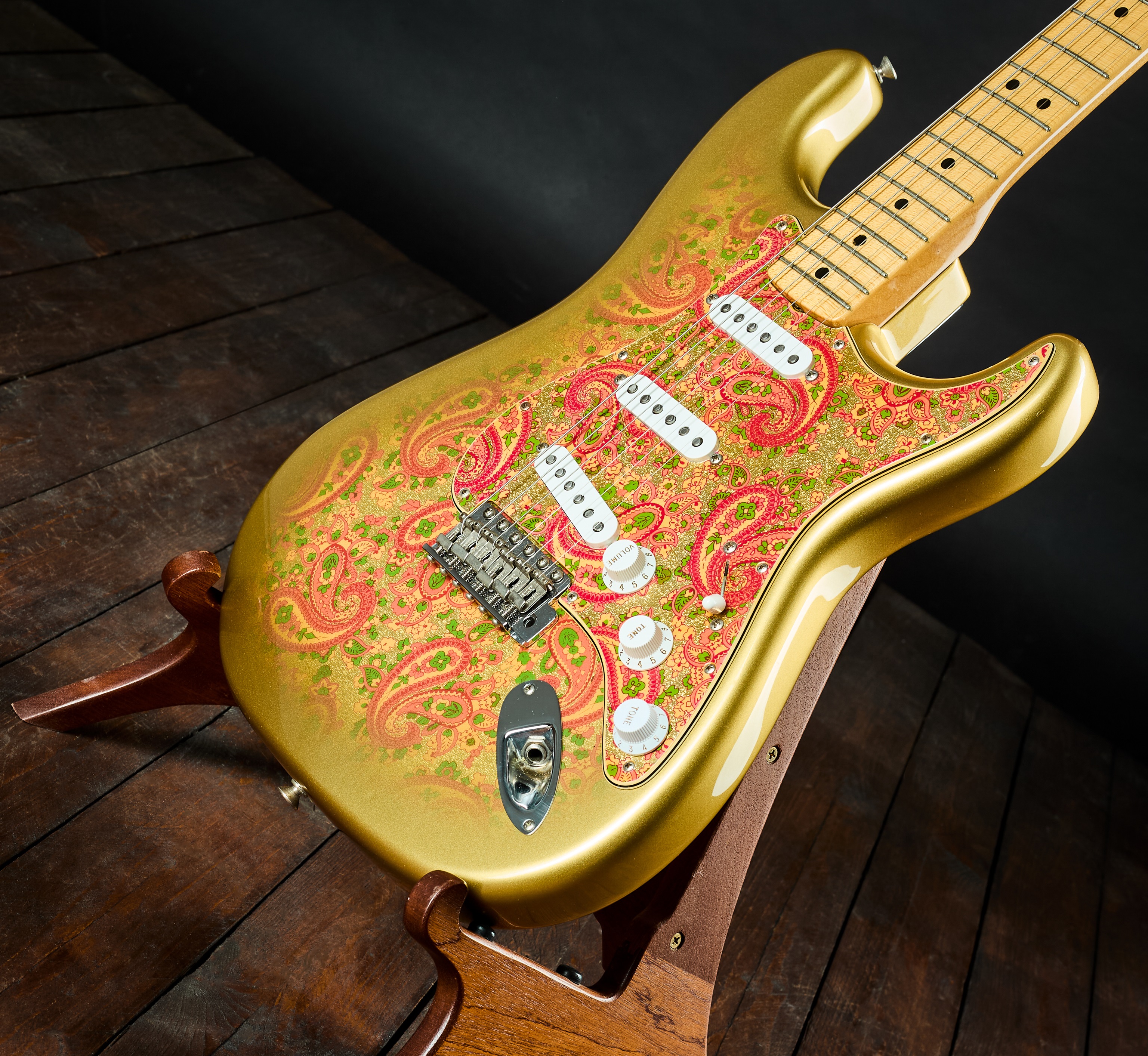 Fender Custom Shop 2018 Masterbuilt 69 Pink/Gold Paisley Stratocaster (obrázek 4)