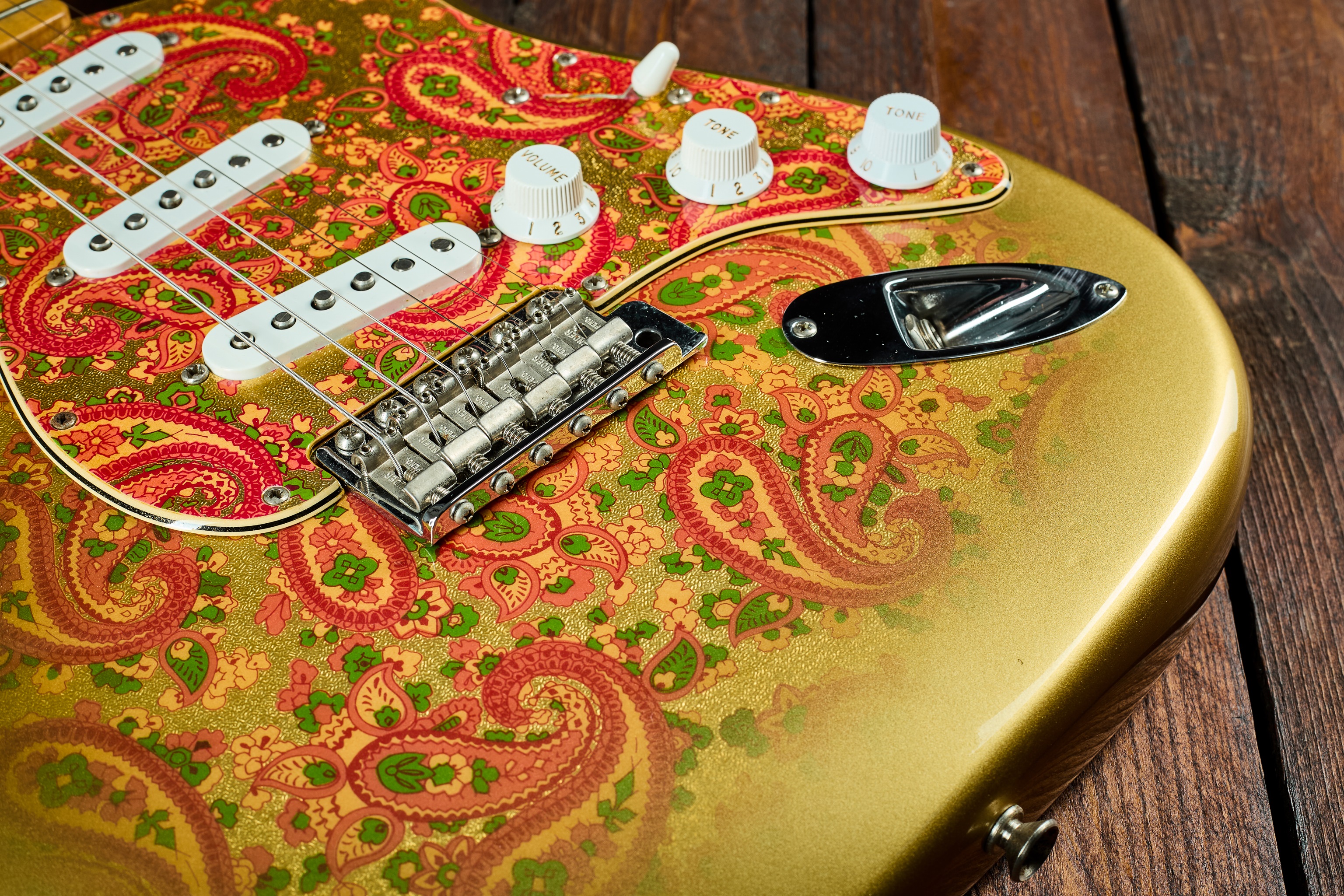 Fender Custom Shop 2018 Masterbuilt 69 Pink/Gold Paisley Stratocaster (obrázek 7)