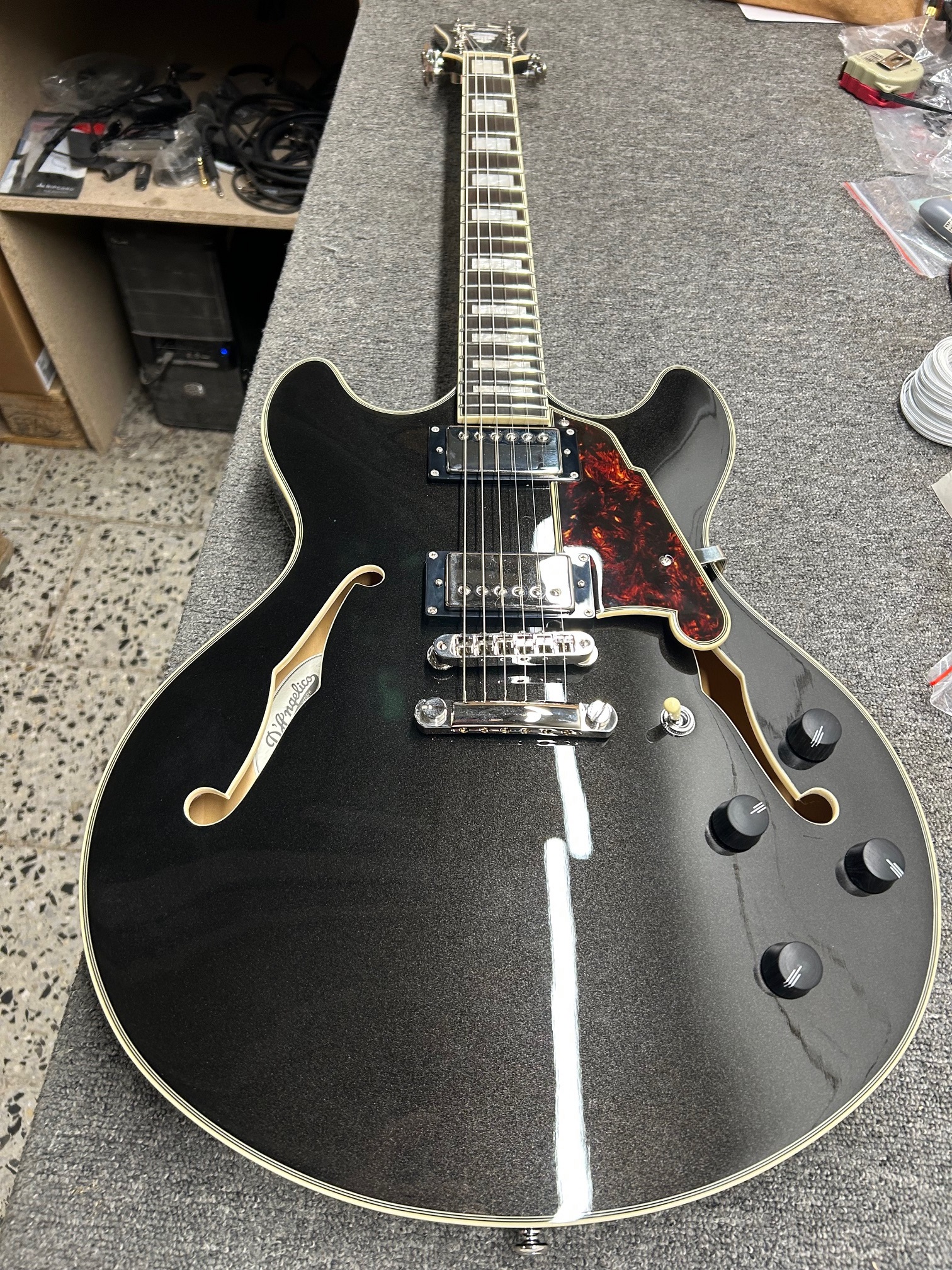 D'Angelico Premier DC Double Cutaway Stop-Bar Tailpie CE Black Flake ( (obrázek 7)