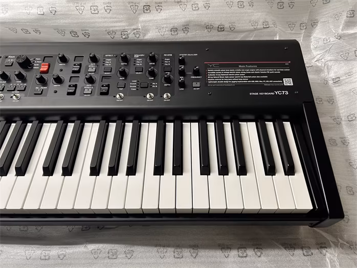 Yamaha YC73 (újszerű) - Hordozható digitális színpadi zongora