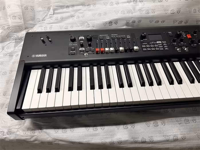 Yamaha YC73 (zanowny) - Przenośne cyfrowe pianino sceniczne