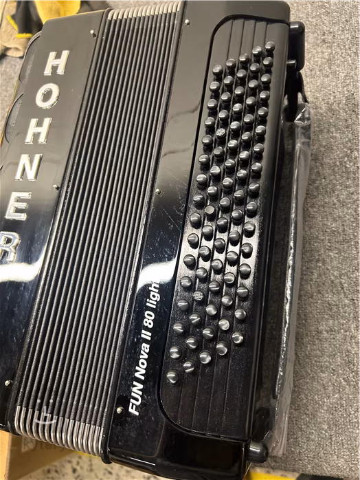 Hohner Fun Nova II 80 light, black celluloid, B-stepped (použité) - Chromatický akordeón