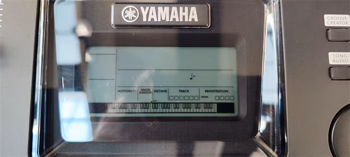 Yamaha PSR-E473 (použité) - Klávesy s dynamikou úderu