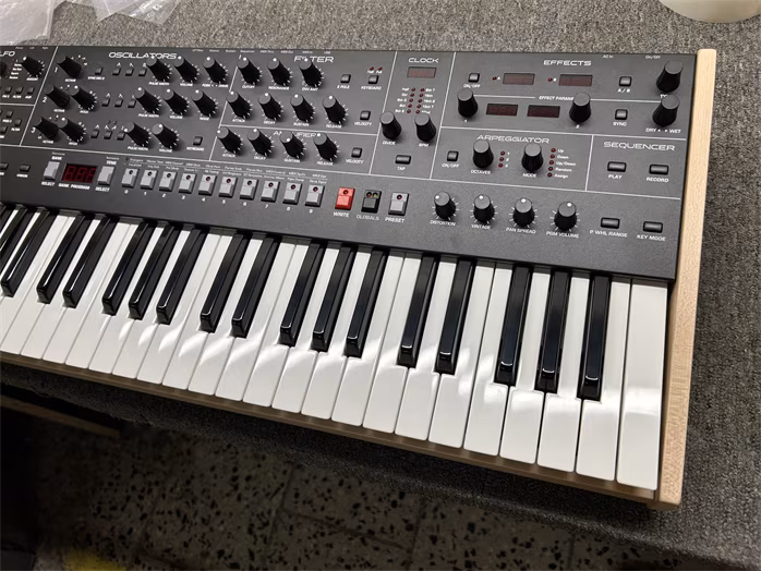 Sequential Trigon-6 (zánovné) - Hybridný syntezátor