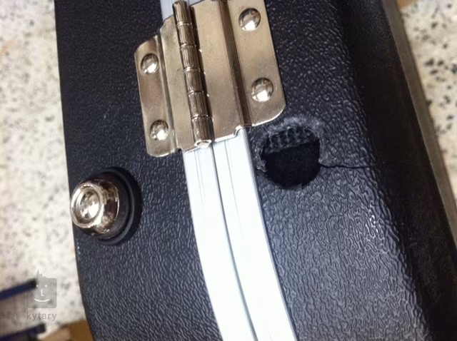 SKB GCB01 BASS GUITAR HARD CASE (poškozeno) - 