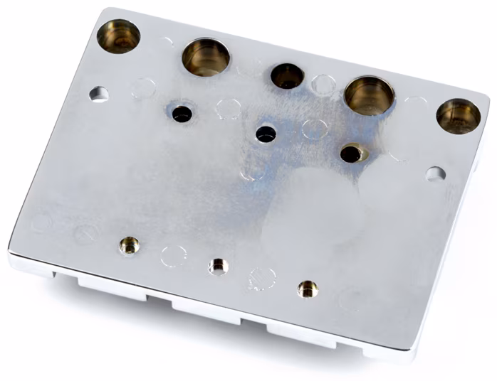 Fender HiMass 4-String Bass Bridge Assembly With Brass Saddles, Chrome - Kobylka