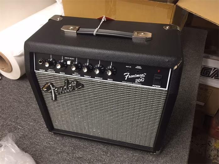 Fender Frontman 20G (poškozené) - Kytarové tranzistorové kombo