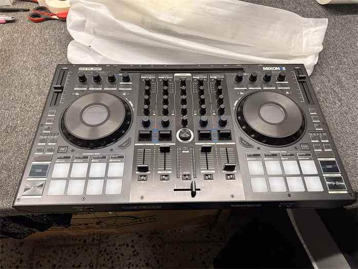 Reloop Mixon 8 Pro (použité) - DJ kontroler se zvukovou kartou