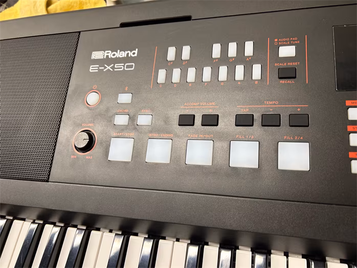 Roland E-X50 (použité) - Klávesy s dynamikou úhozu