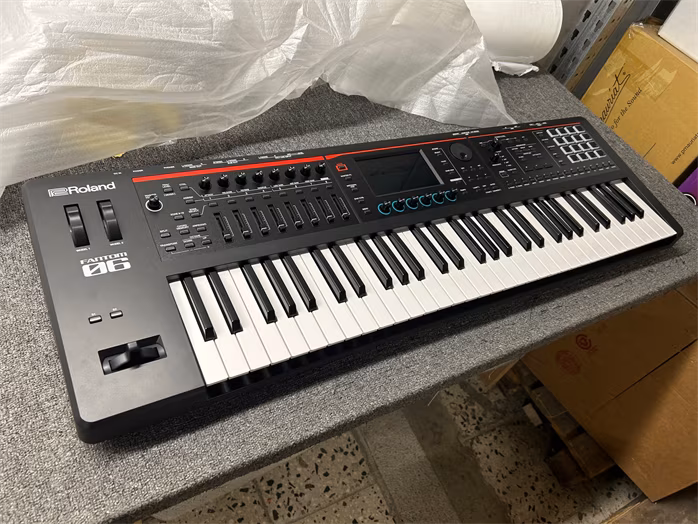 Roland Fantom-06 (poškozené) - Syntezátor