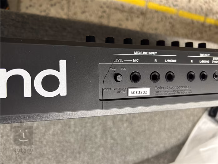 Roland Fantom-06 (poškozené) - Syntezátor