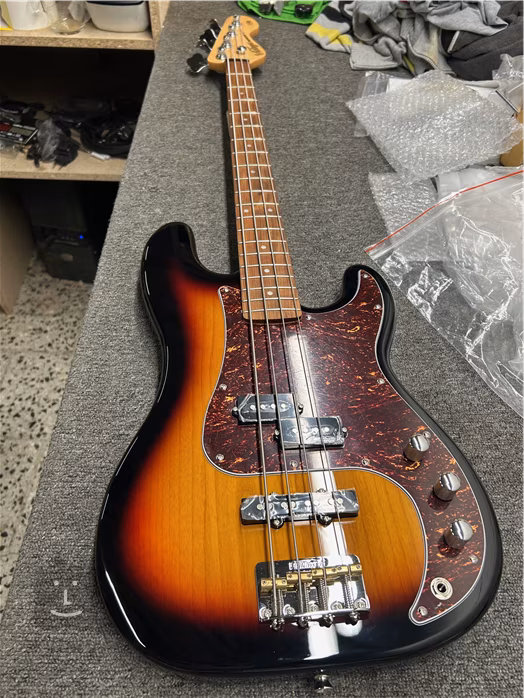 Vintage V42 ReIssued 3TS (použité) - Elektrická baskytara