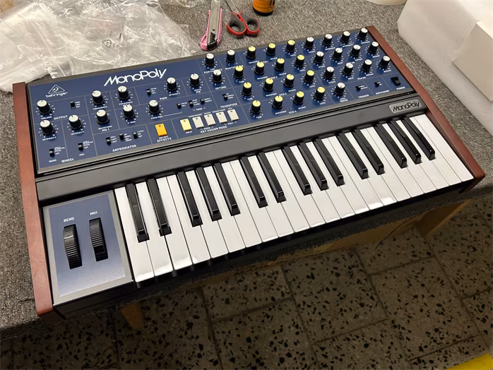 Behringer MONOPOLY (použité) - Syntezátor