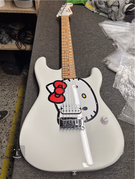 Fender Squier x Hello Kitty White Stratocaster (použité) - Elektrická kytara