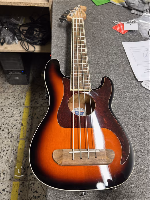 Fender Fullerton Precision Bass Uke WN 3CS (použité) - Basové ukulele