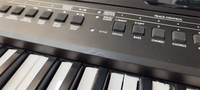 Yamaha PSR-E473 (použité) - Klávesy s dynamikou úhozu