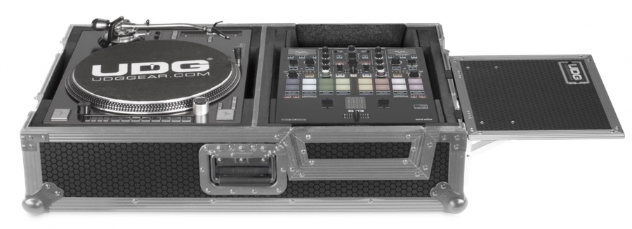 UDG Ultimate Flight Case Scratch Silver Plus (Laptop shelf & wheels)