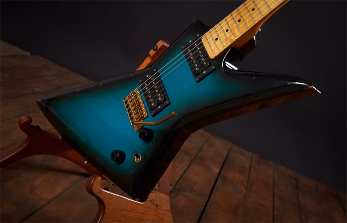 Aria Pro 2 1982 ZZ Deluxe V - Guitare électrique