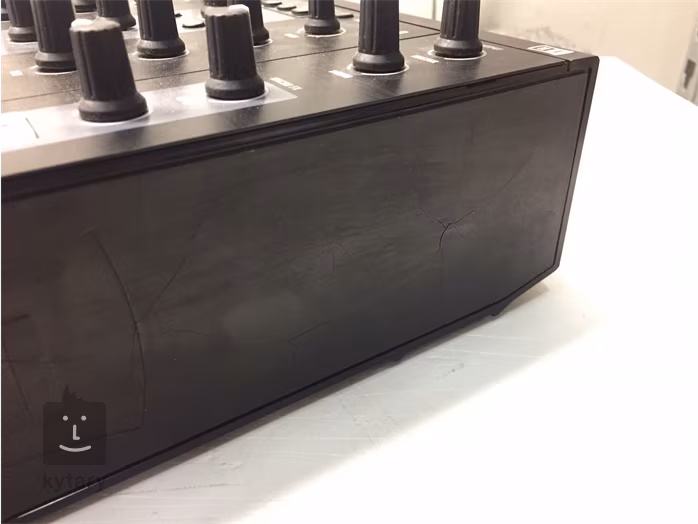 Native Instruments Traktor Kontrol Z2 (endommagé) - Tables de Mixage DJ