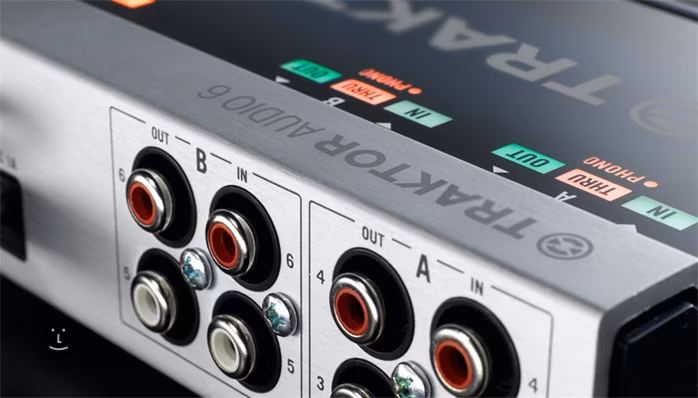 Native Instruments Traktor Scratch A6 (použité, bez software) - USB hangkártya