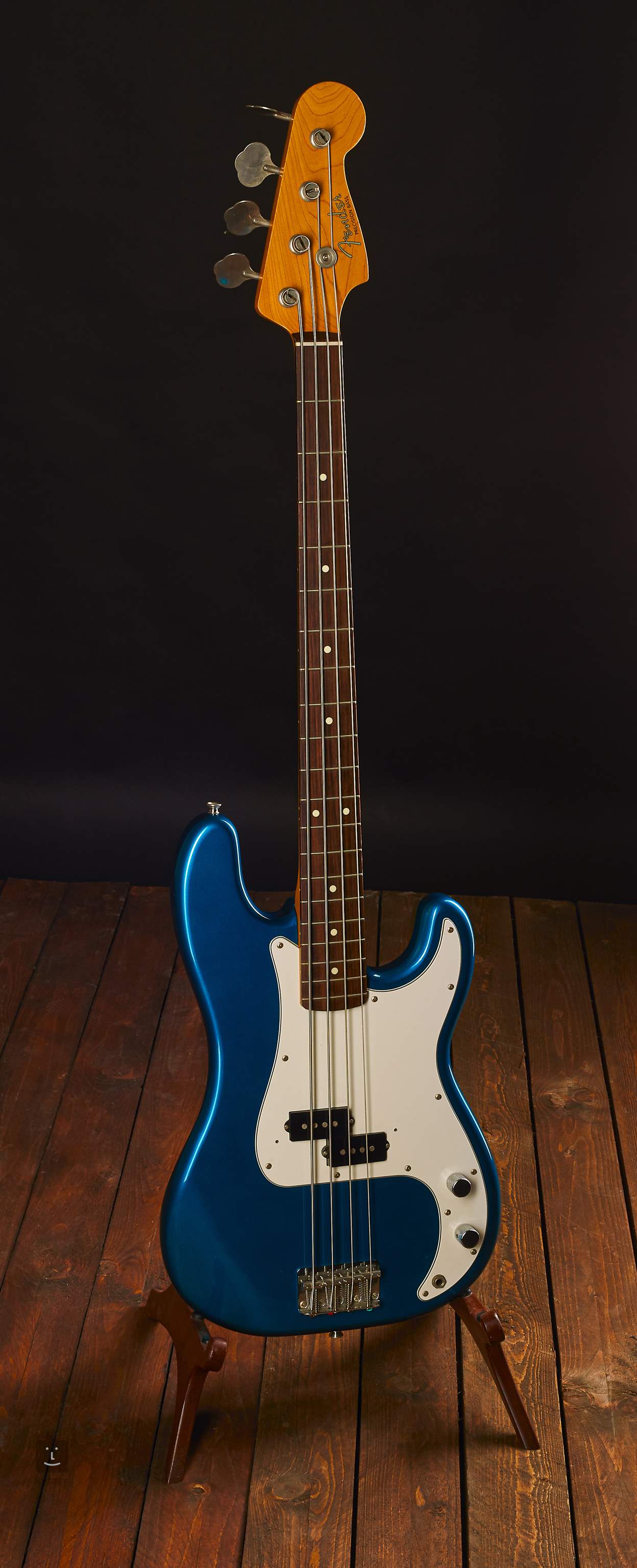 fender lake placid blue bass