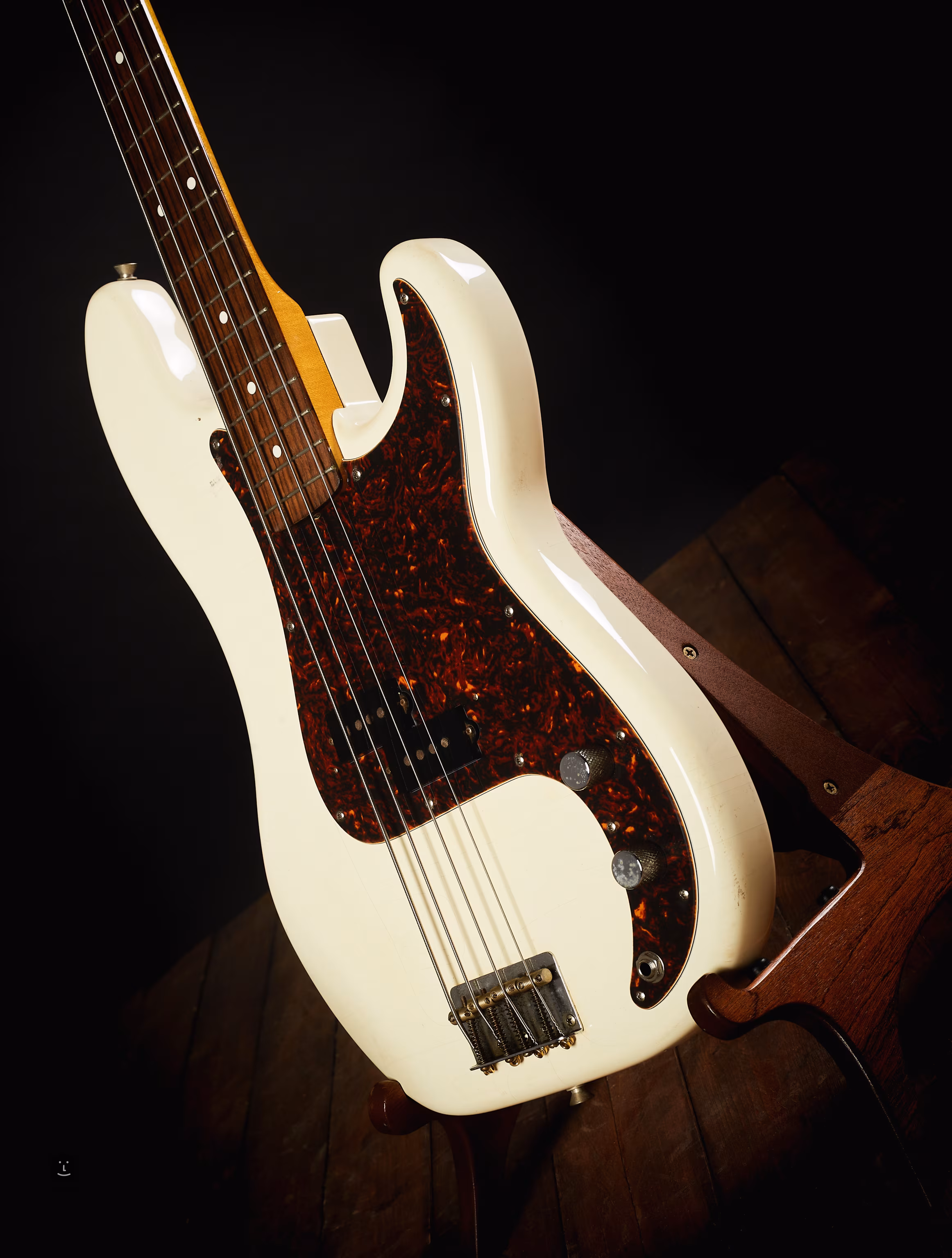 FENDER Electric Bass Guitar