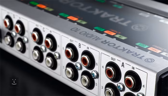 Native Instruments Traktor Scratch A10 - Karta dźwiękowa USB